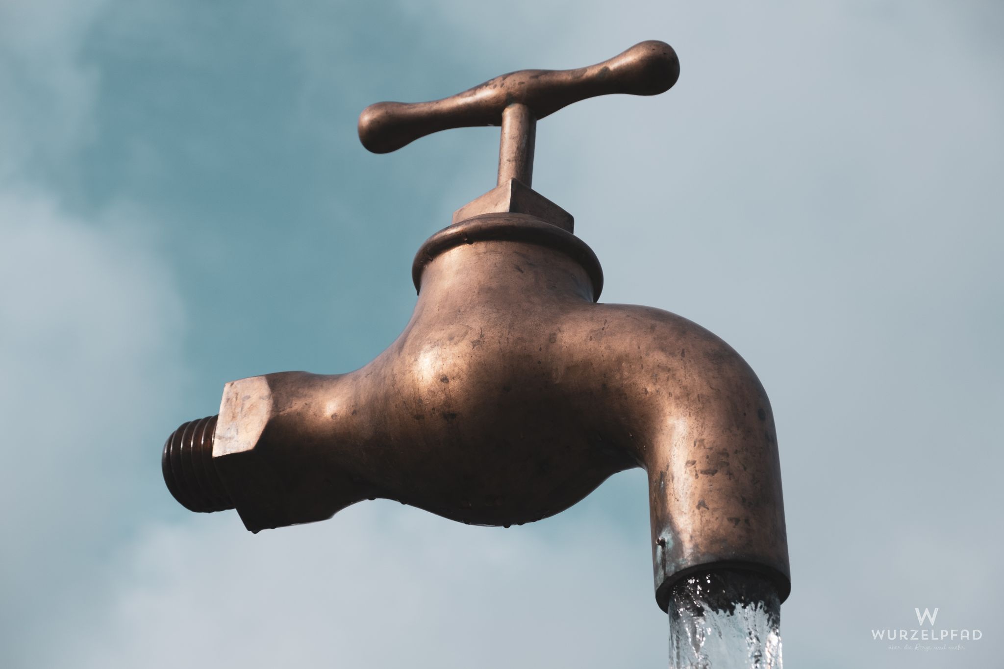 Schwebender Wasserhahn